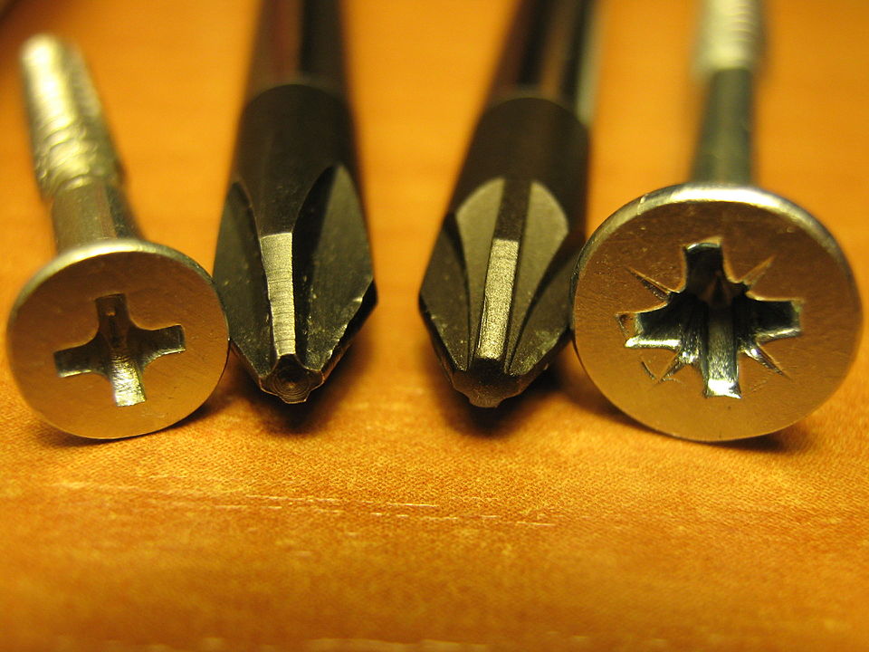 Phillips and Pozidriv screw heads with matching driver bits, left to right: PH screw, PH bit, PZ bit, PZ screw